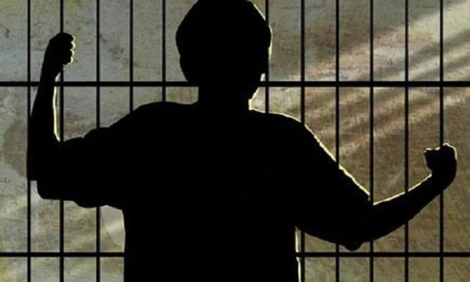suça sürüklenen çocuk